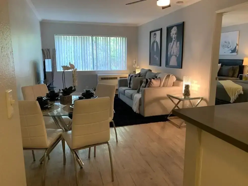 Hollywood Charming Vacation