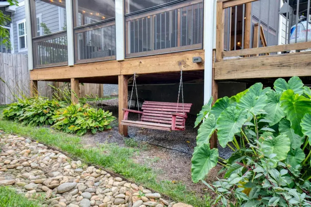 Covered Deck + Firepit Black Mountain Retreat Sweetgum by Avantstay