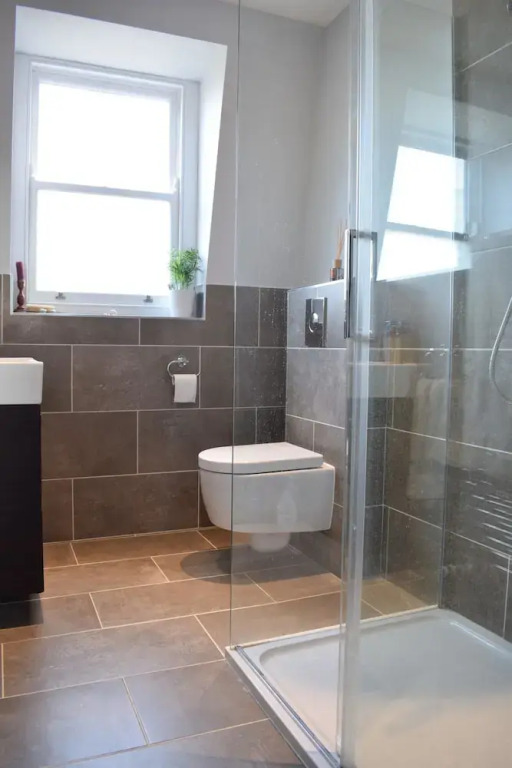 Modern Family Home Near Wimbledon With Garden