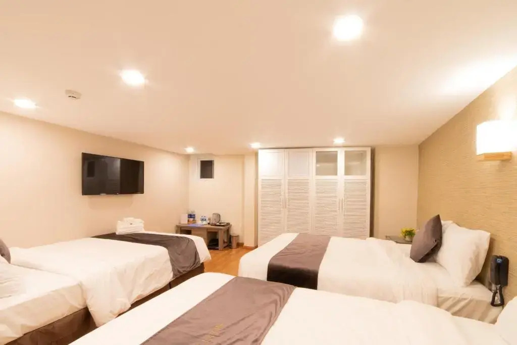 Silent Night Dem Lanh Hotel
