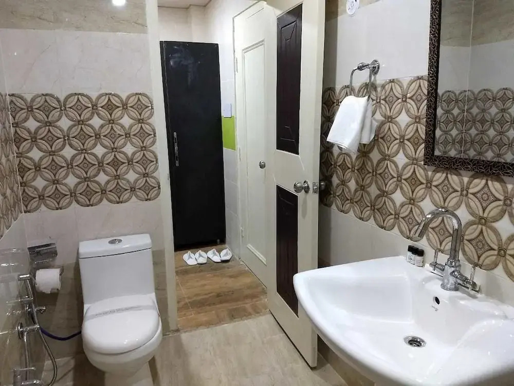 Crystal LakeView Homestay