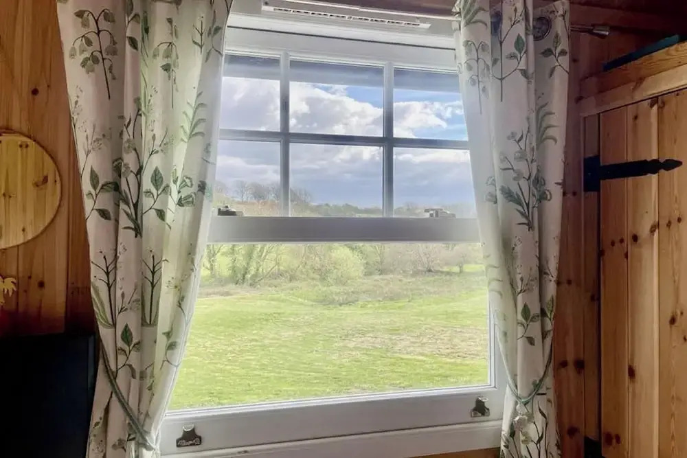 1 Bedroom Cabin Sleeps 2, Private Garden, Wifi