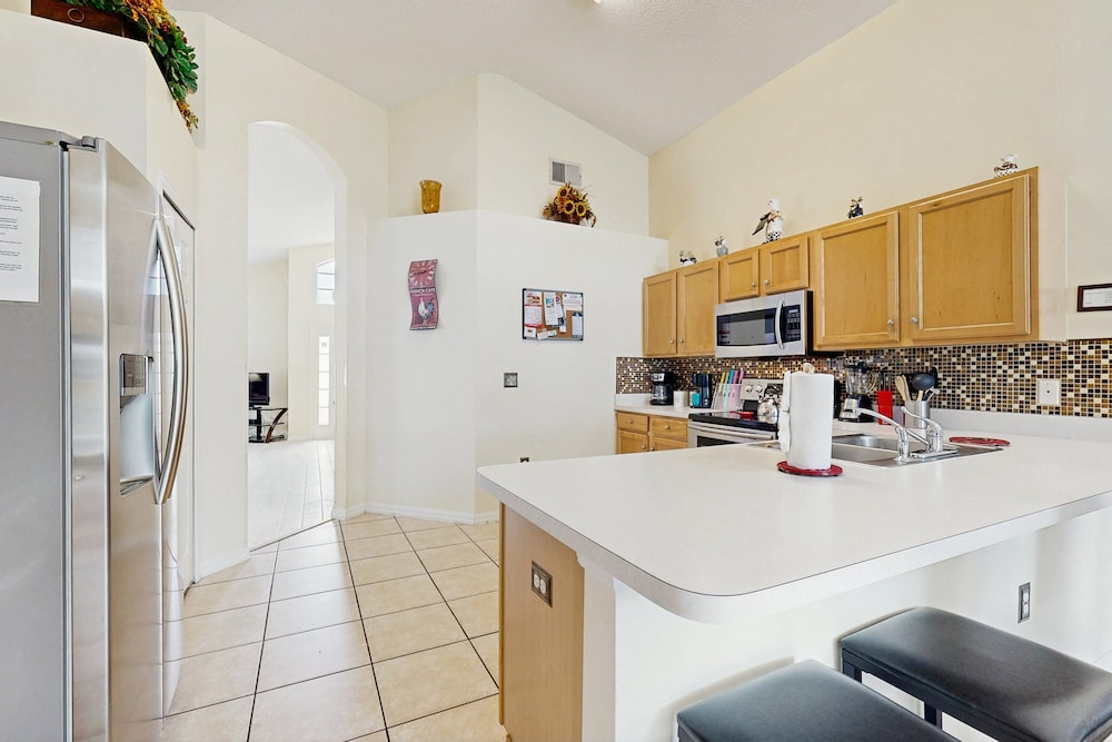 Cozy Home With Private Pool, Billiards, Central AC, Enclosed Yard