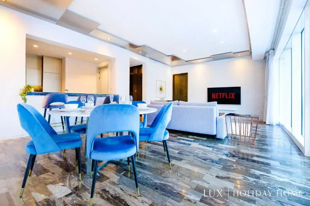 LUX - Lavish Suite with Full Palm Jumeirah View 2