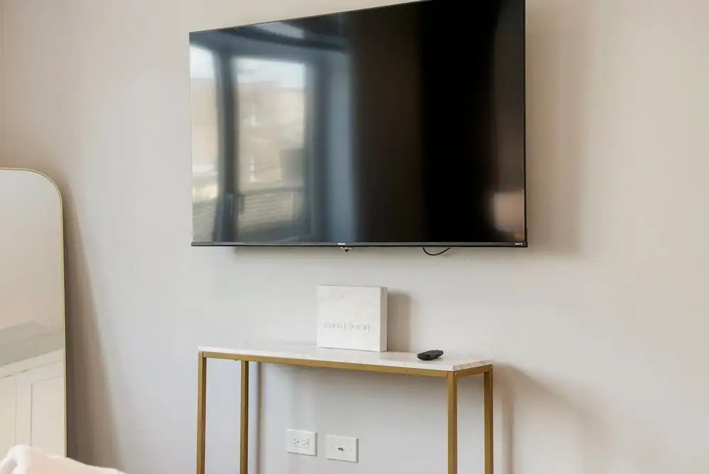 Modern 2br2ba Condo Free Parking and Balcony
