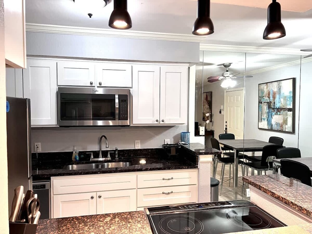 1BD Condo Pool South Irving I40