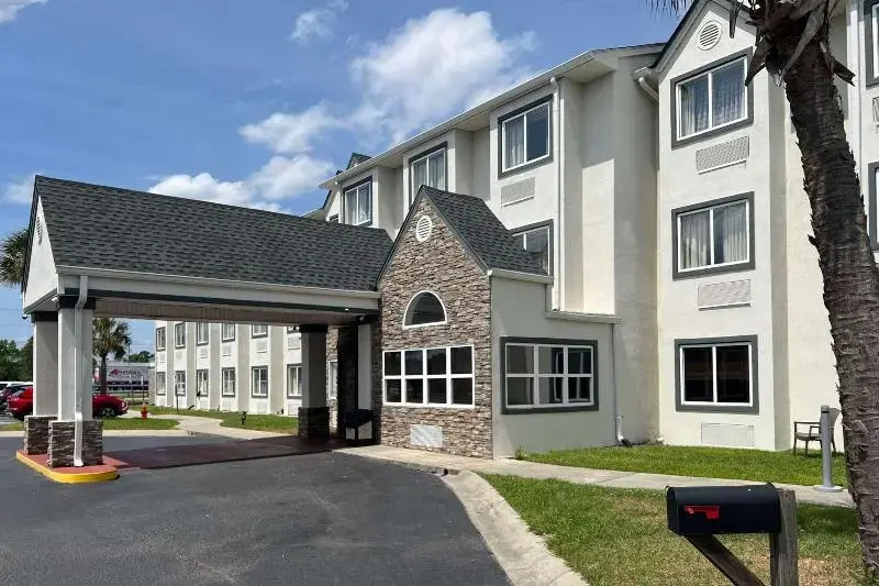 Econo Lodge Inn & Suites