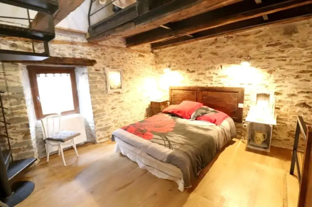 Villa spacieuse à Vieillevie avec piscine privée - 180 m²