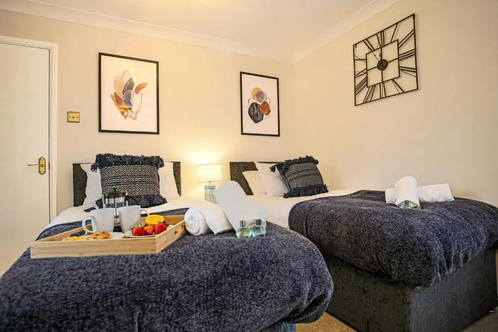 Two Bedroom Bungalow in Milton Keynes by HP Accommodation - Free WiFi & Parking