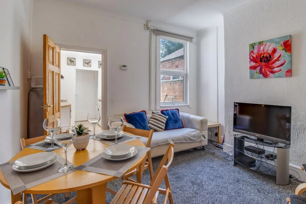 Stayzo House Accommodation- Coventry Free Parking
