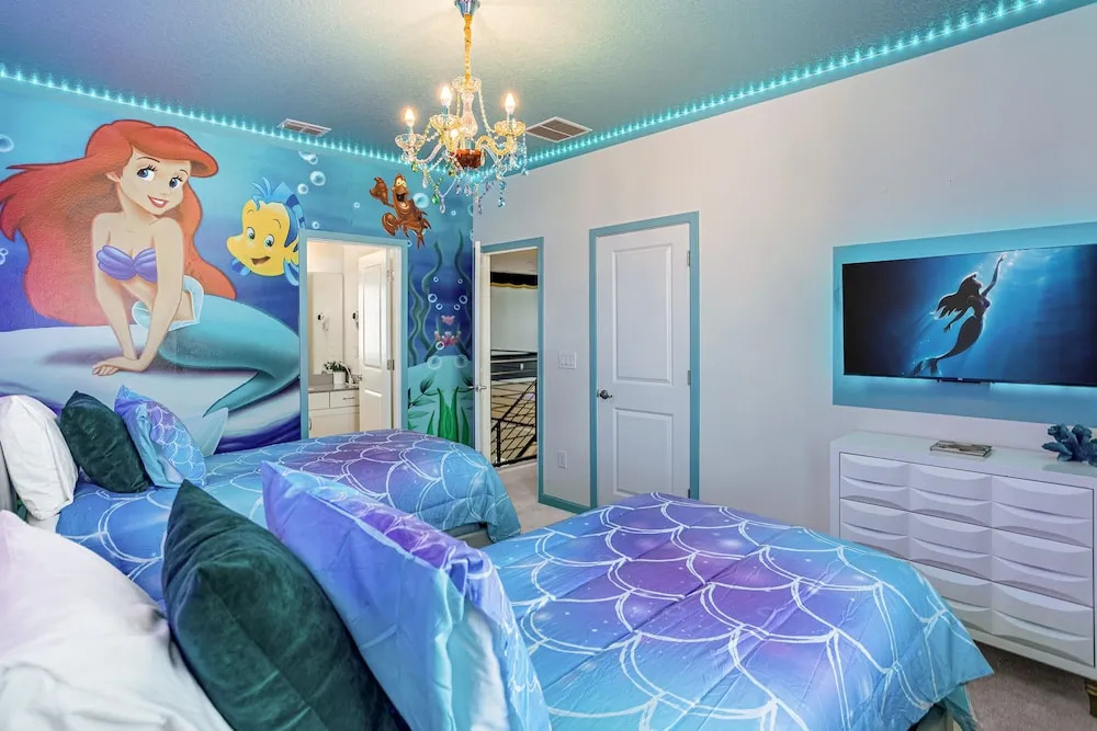 Upstay Mansion w Cinema, Games, Pool - Sleeps 24