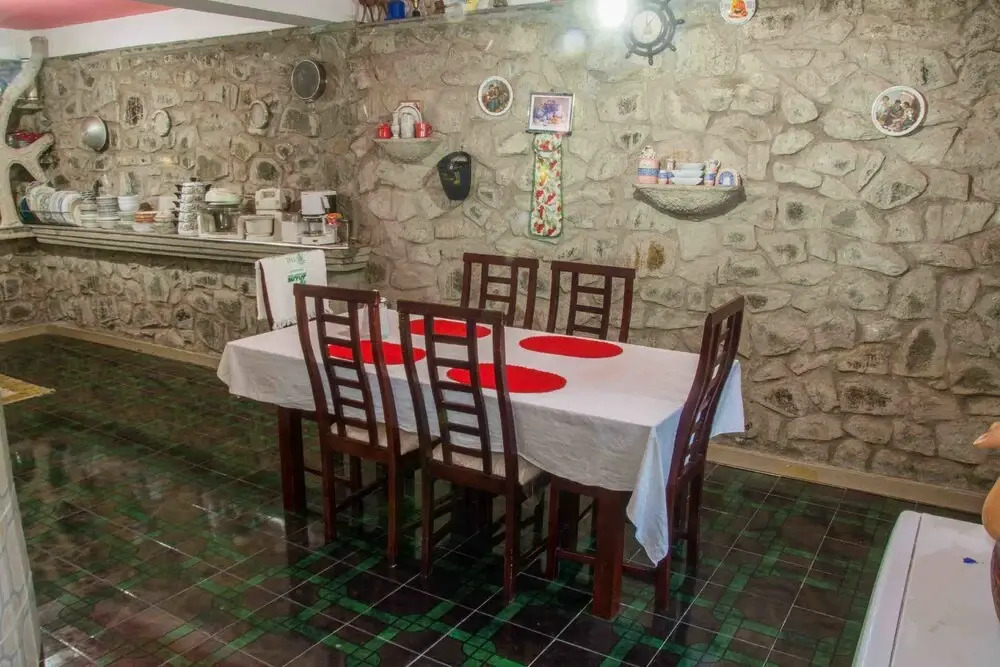 Yoho Roshan Guest House