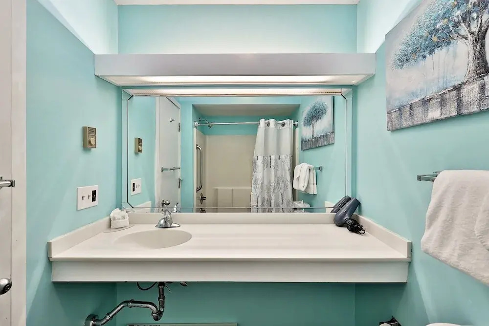 Your Perfect Getaway Renovated and Beautifully Decorated Hotel Room Studio