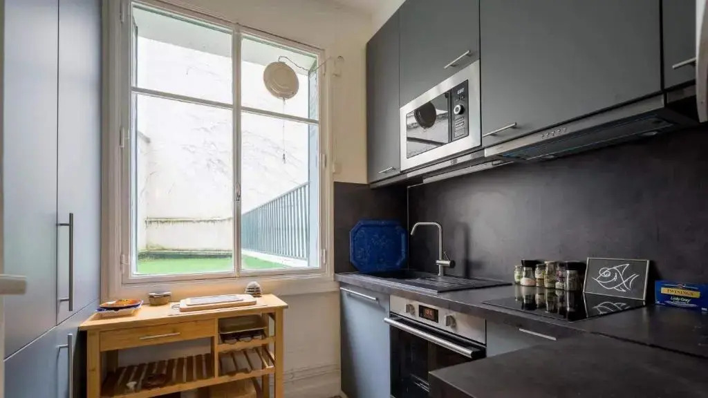 Neuilly-Sur-Seine F2 En Rez de Chaussee (Adults Only)