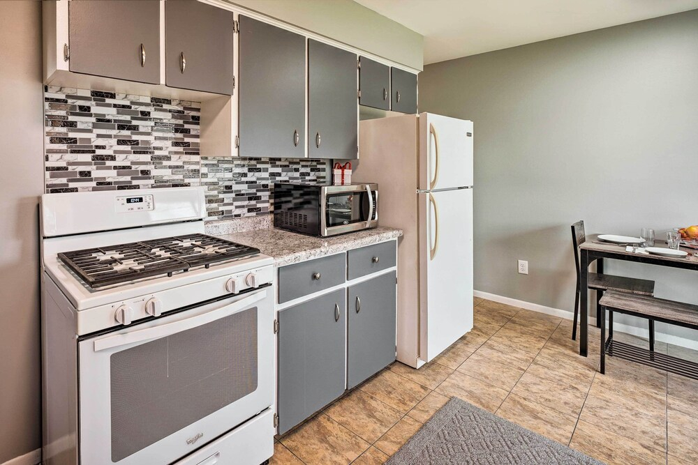 Homey Duplex - 10 Mi to Downtown Grand Rapids!