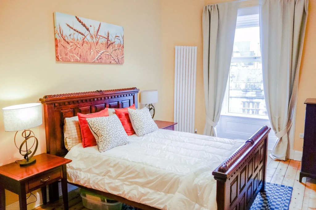 Newly Furnished Flat on Leith Walk, Sleeps 4