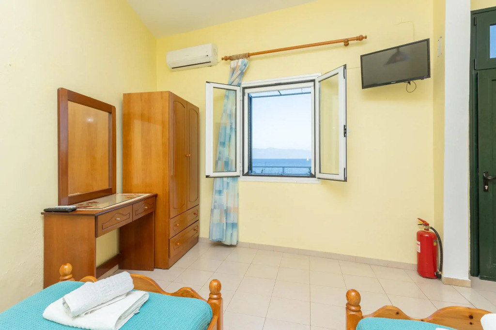 Dolphin Studio Swimming Pool Walk to Beach Sea Views A C Wifi Car Not Required - 559
