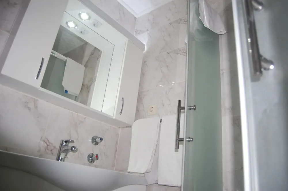 Nil & Alav Hotel