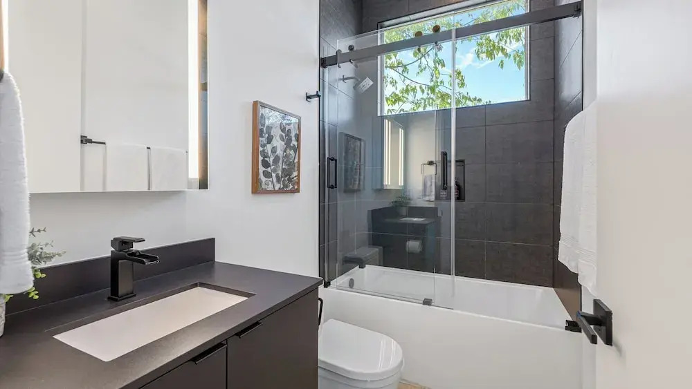 Sleeps 32, Private Compound w/ Putting Green Bouldin Collective by Avantstay