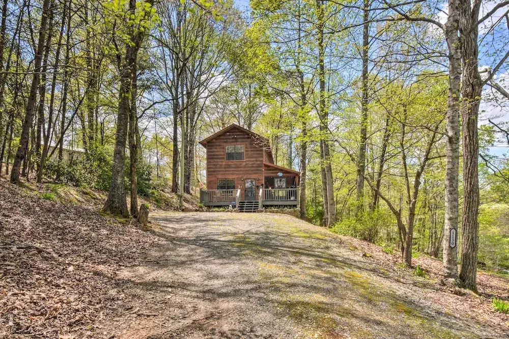 Cozy Hiawassee Cabin w/ Fire Pit & Mtn Views!