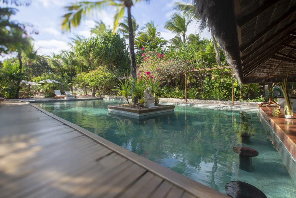 Sombra e Água Fresca Resort