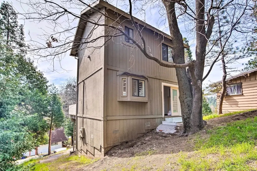 Crestline Cabin w/ Deck: 1 Mi to Lake Gregory