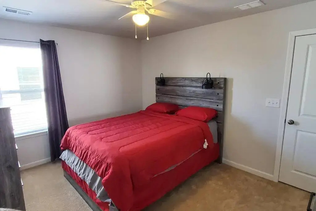 New 3 Bedroom Home w/ tons of amenities & parking.