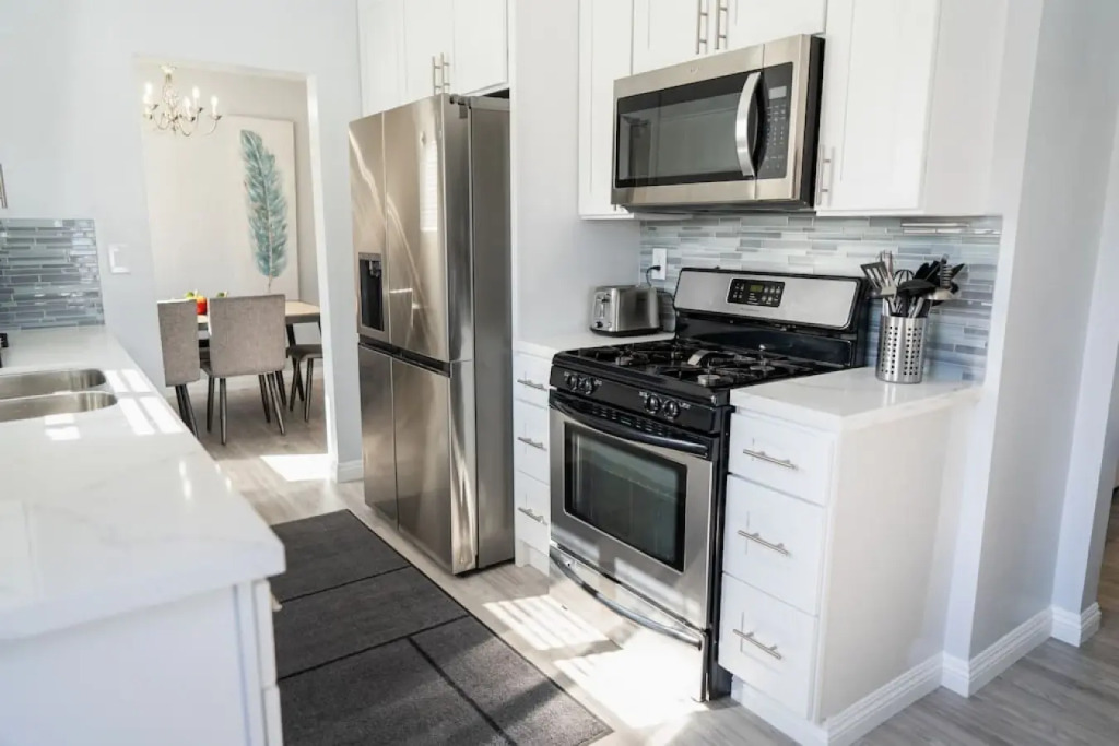 5-BEDROOM HOME RENOVATED IN 2023 NEAR DISNEYLAND (p61)