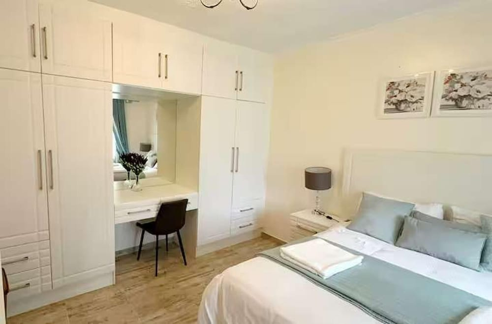Cottage - Sleeps 4 - Pool - Near Airport