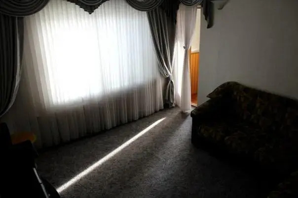 Apartment On Prospekt Kirova з окремими кімнатами та балконом