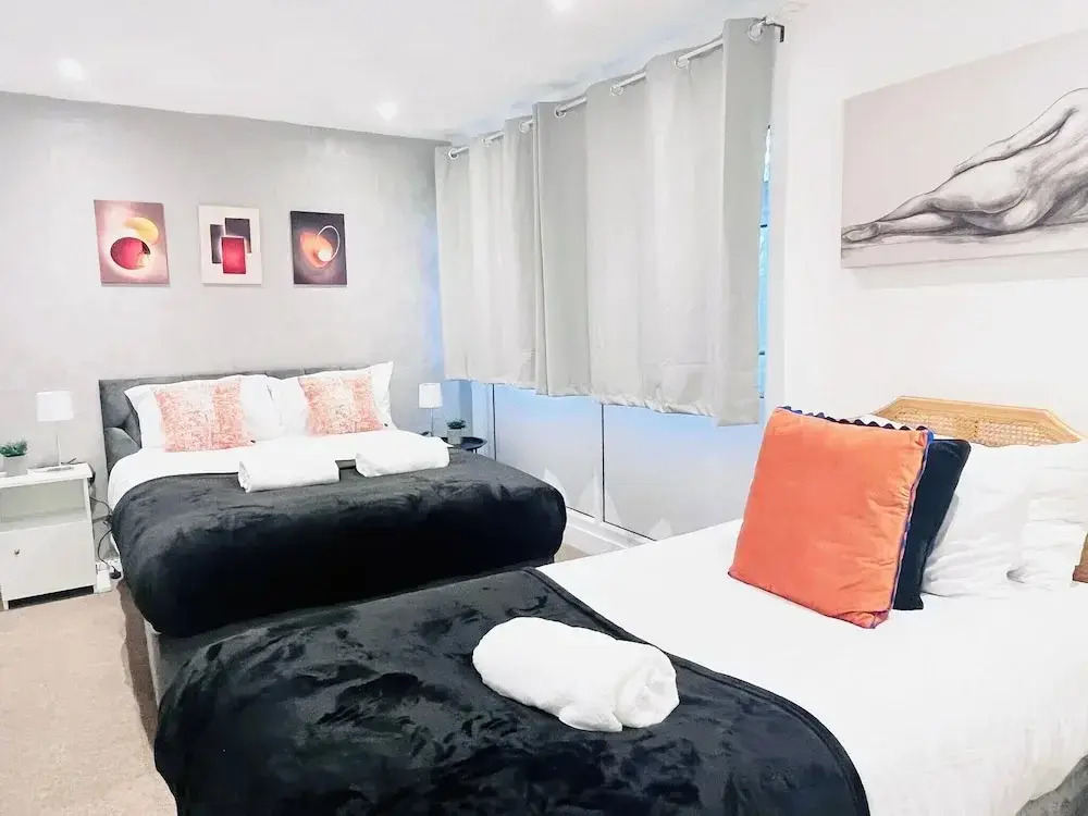 House - Sleeps 10 - Parking - Garden