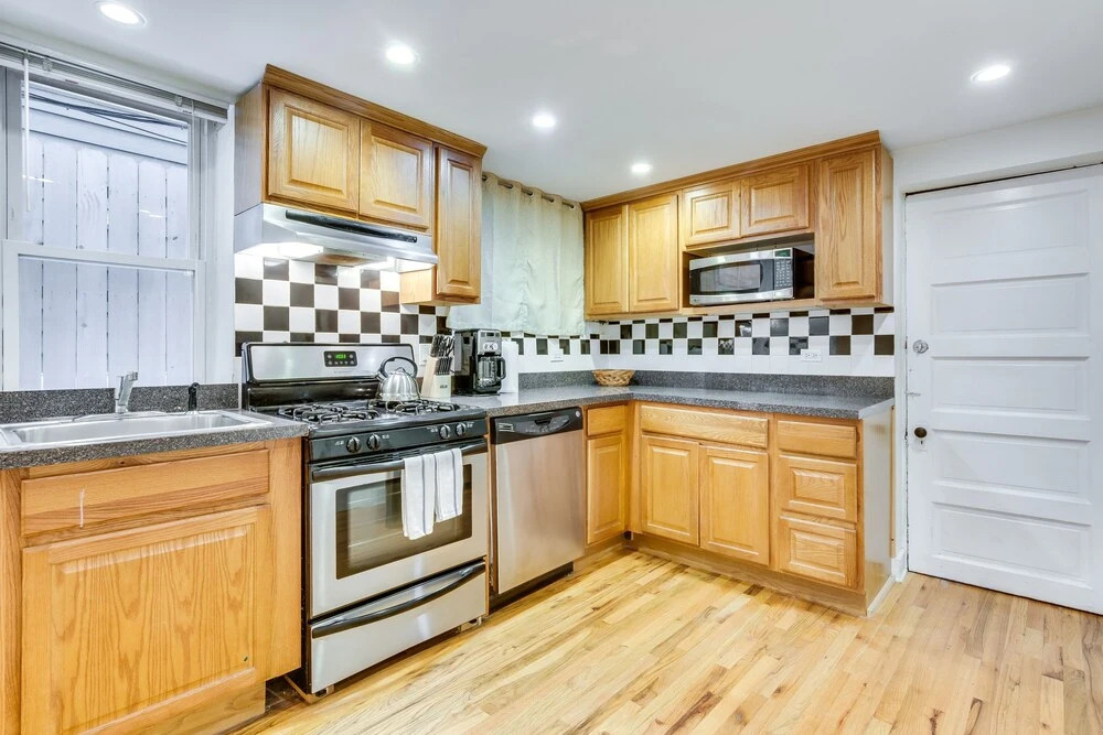 Classic 2 Bedroom Roscoe Village Apartment by AllSet Turnover