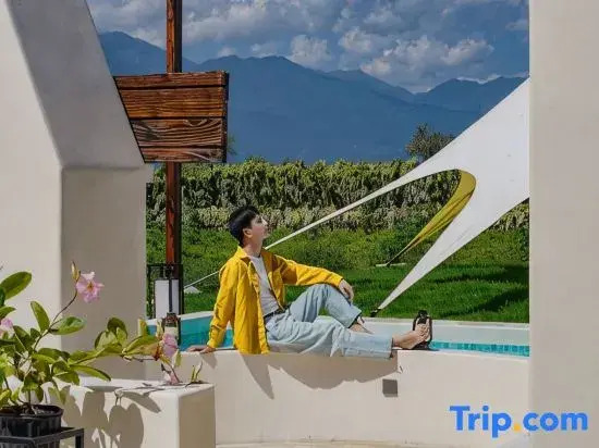 Mu Yi Mu Yi See the mountains and wild luxury art vacation