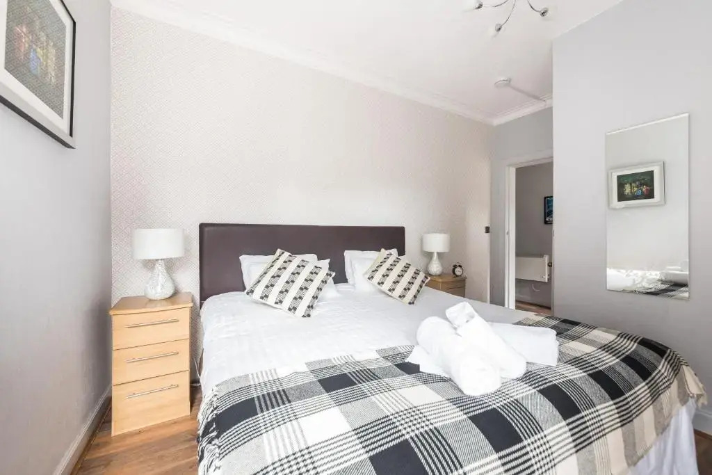 F&O Apartments - 1 bedroom Royal Mile apt Stunning castle view Sleeps 2