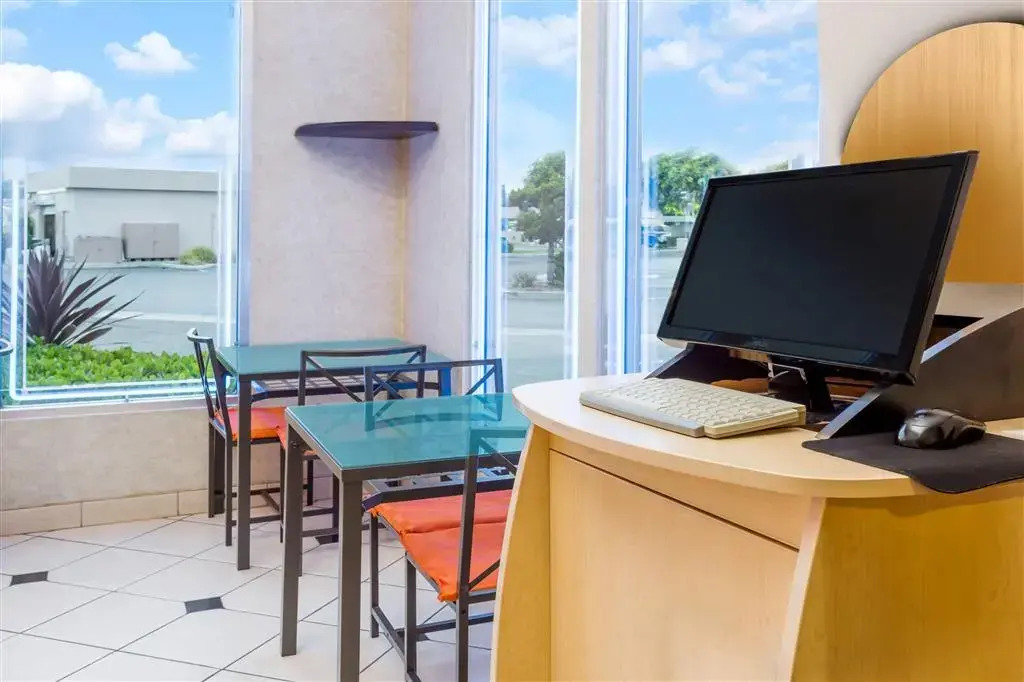 Howard Johnson by Wyndham Orange Hotel & Suites