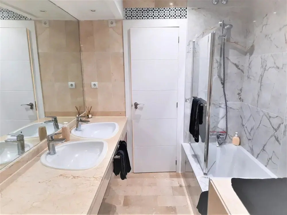 Beachfront Apt for a no Car Holiday Puerto Banus, Free Wifiparkingtvaircon