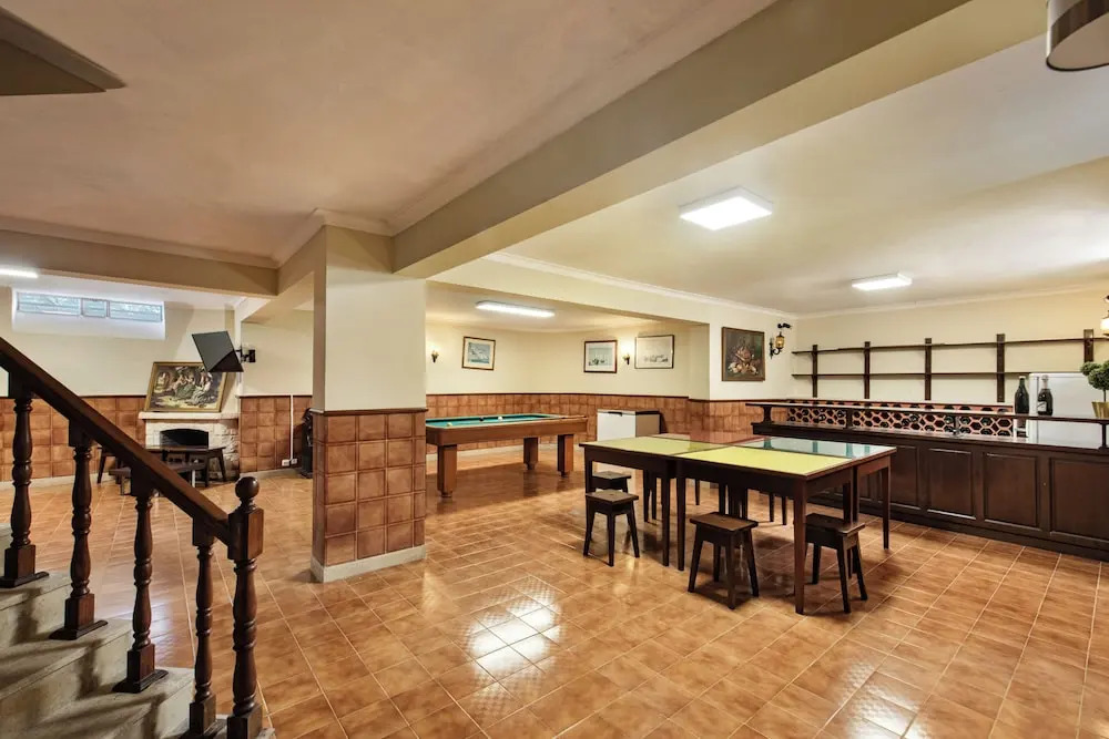 Residential cul-de-sac walking distance to centre, private pool, free AC wifi