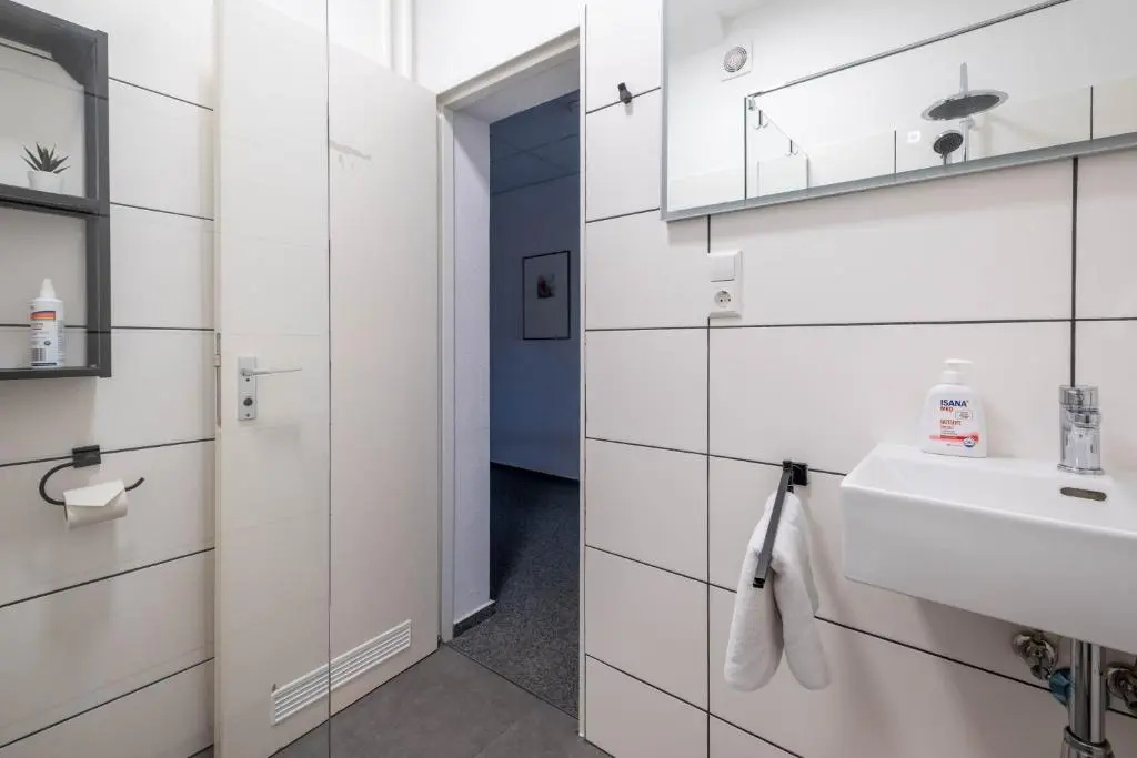 ROOM 1 / ROOM 2