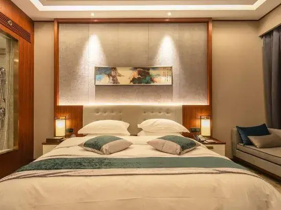 Auspicious Phoenix Hotel