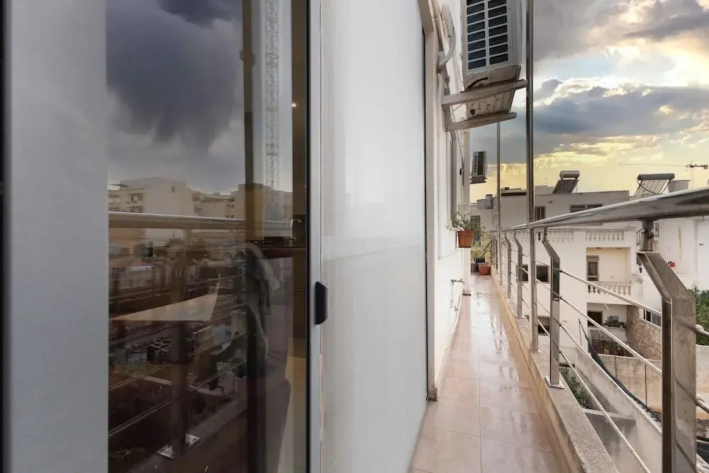 Modern 3BD Apartment with Wide Balcony