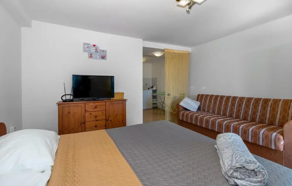Beautiful Apartment in Jadranovo With Wifi