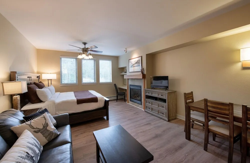 Modern Ski Studio Apartment with In-Room Fireplace - Fraser Crossing/Founders Pointe Premium-Rated 4443