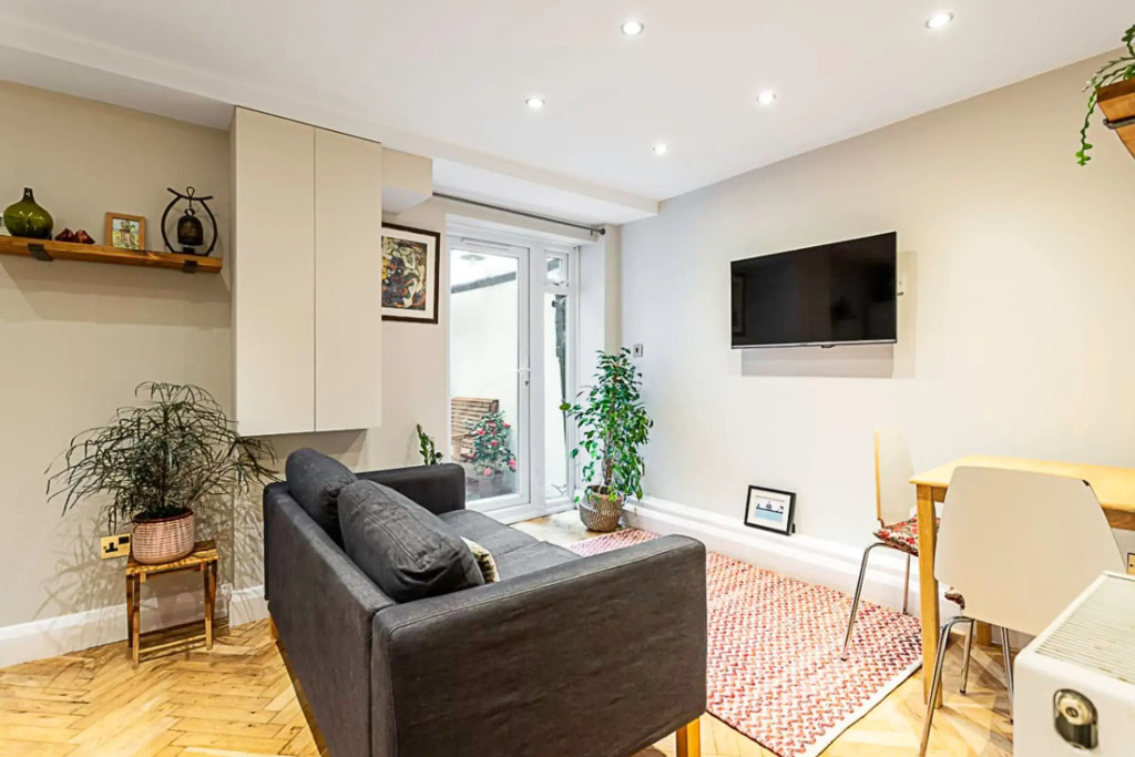 Cosy Garden Flat in Prestigious Residential Area