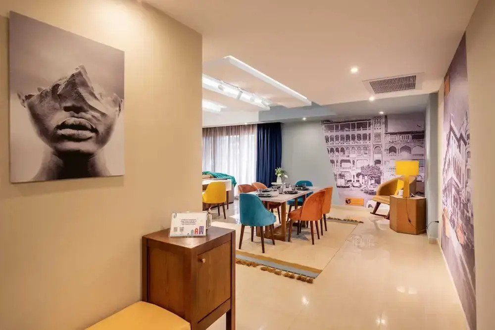 Xuru Stays I Waterfront Designer 2BR - 5 min to Airport