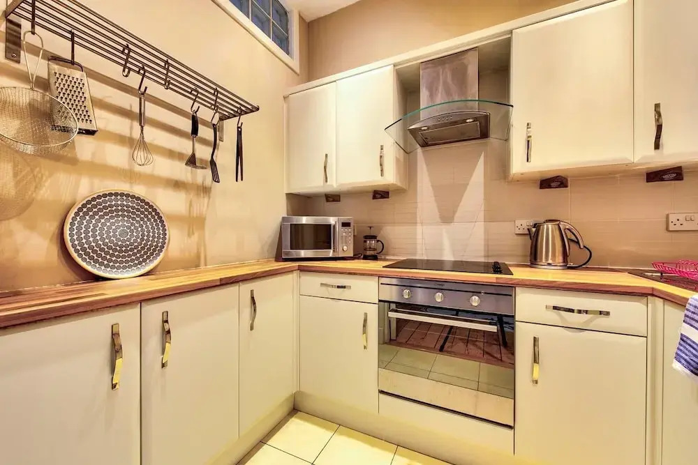 Naturally Well-lit and Intimate 2-bedroom West End Apt
