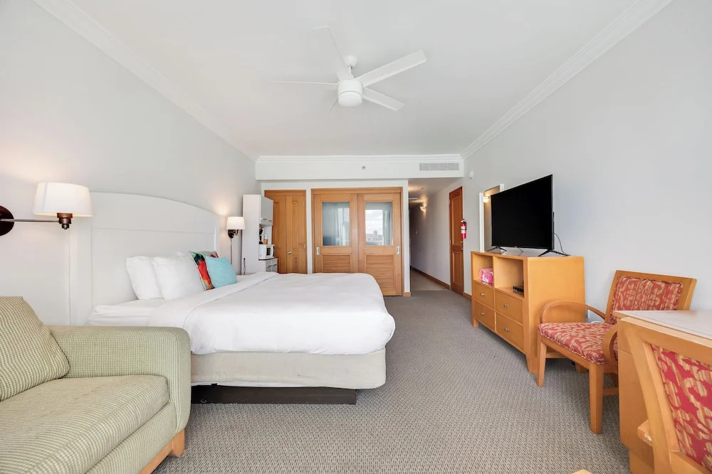 Oceanfront Balcony Access to Pool Condado Area