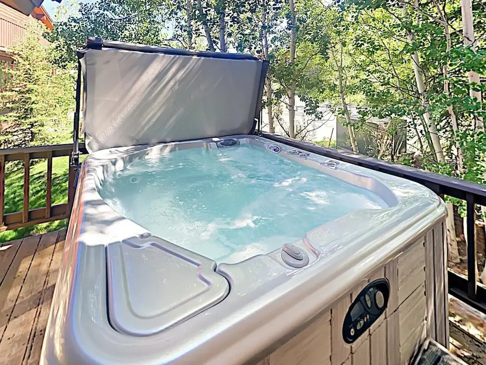 Window-lined  With Hot Tub 4 Bedroom Home