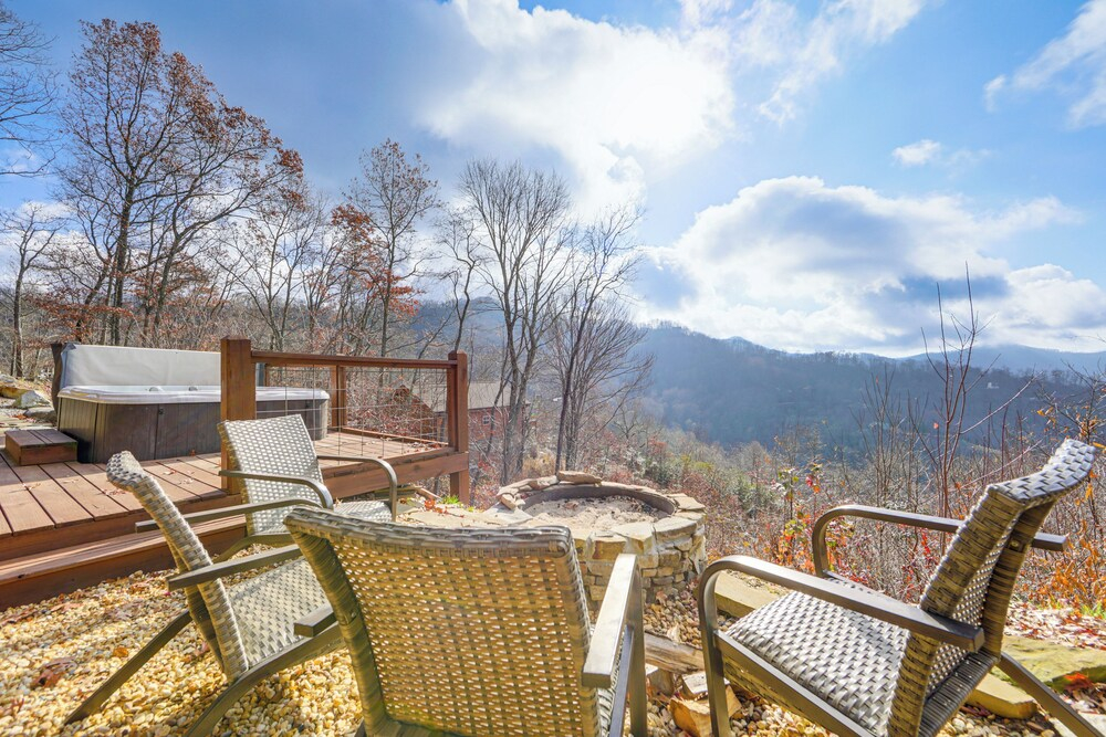 Elevated Cabin Bordering Smoky Mountain Nat'l Park