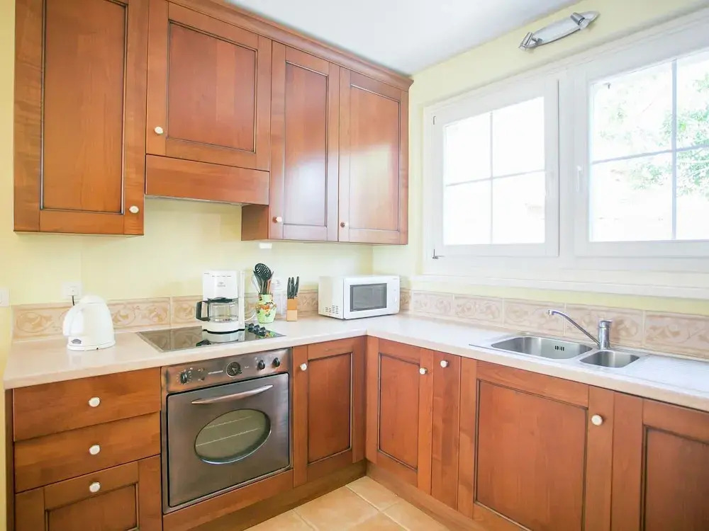 Family House in Quiet Peacefull Location, Private Pool and BBQ in Garden