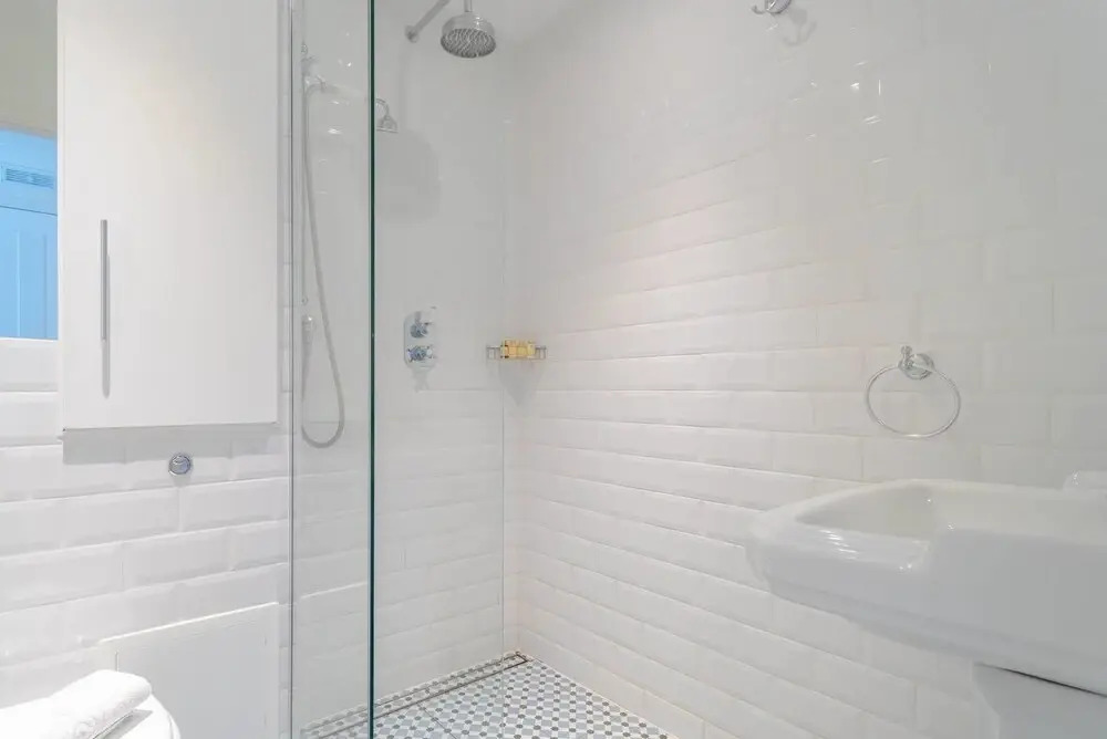 Fantastic 1BR Home - 1 Stop To Canary Wharf!